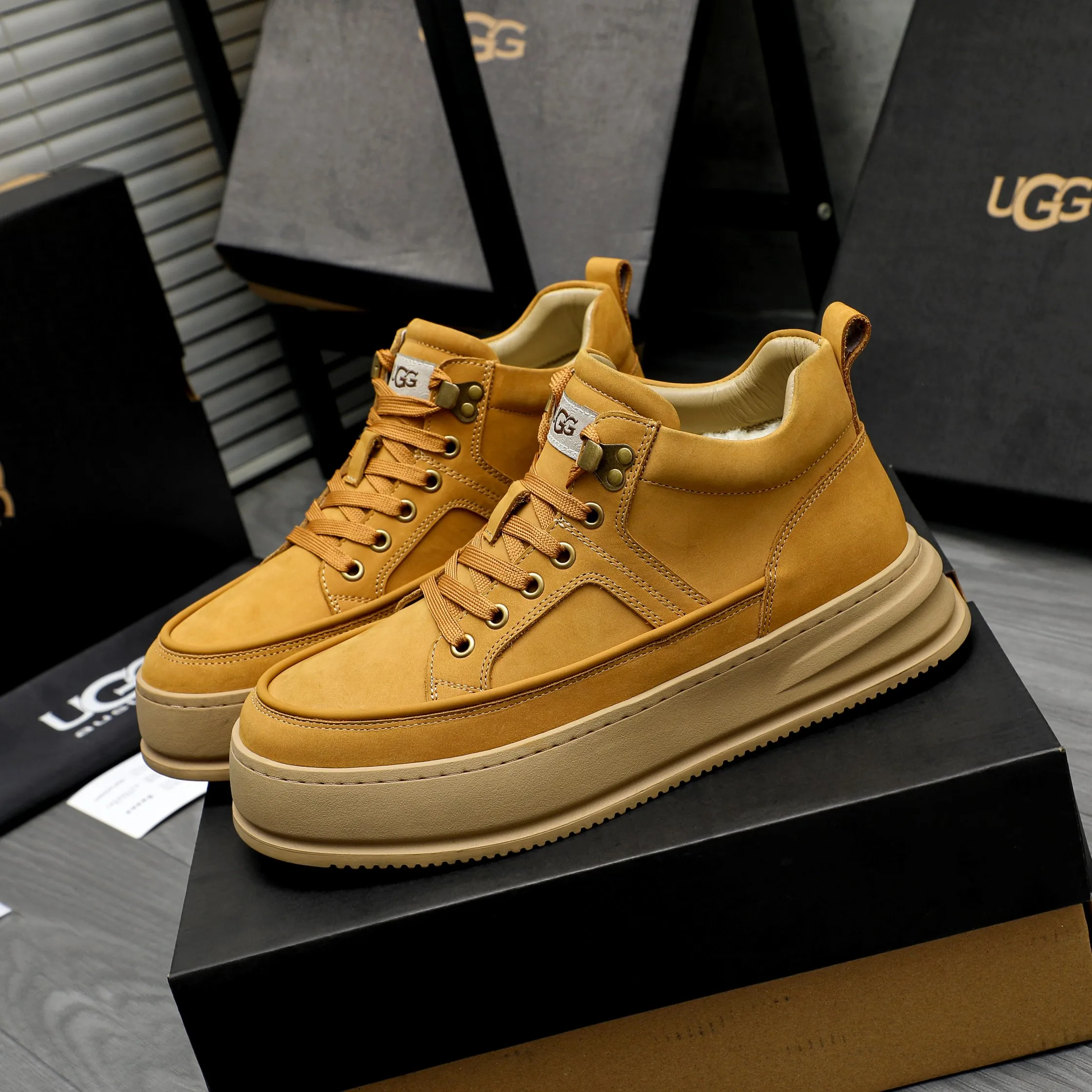 P620 Product trademark: "UGG" Gaobang men's shoes Regular size: 39-44 Product materials: Selected suede cowhide upper, wool lining, original outsole